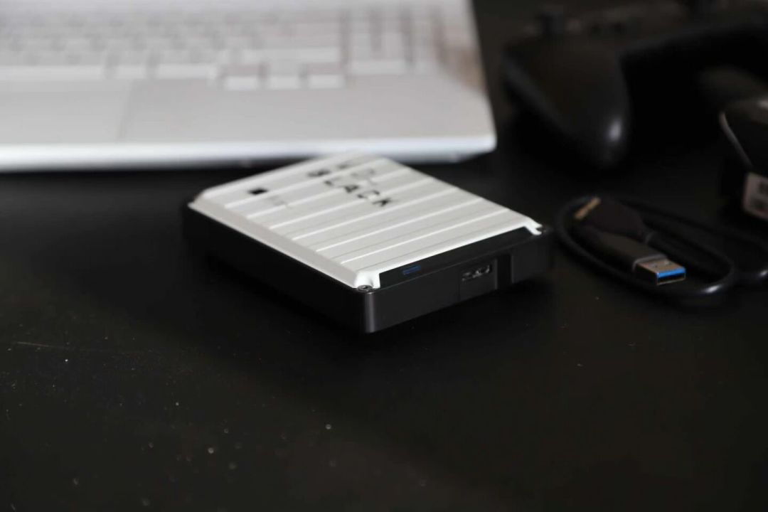 WD_BLACK P10白色款阵容补齐：SSD涨价潮里，机械“游戏仓库盘”成了存储焦虑最便宜的解药
