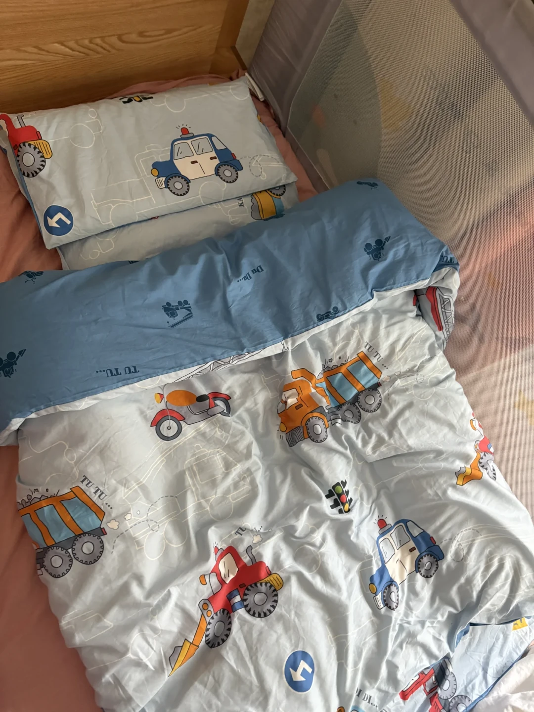幼儿园小床上铺好的儿童被褥，尺寸各家都不一样