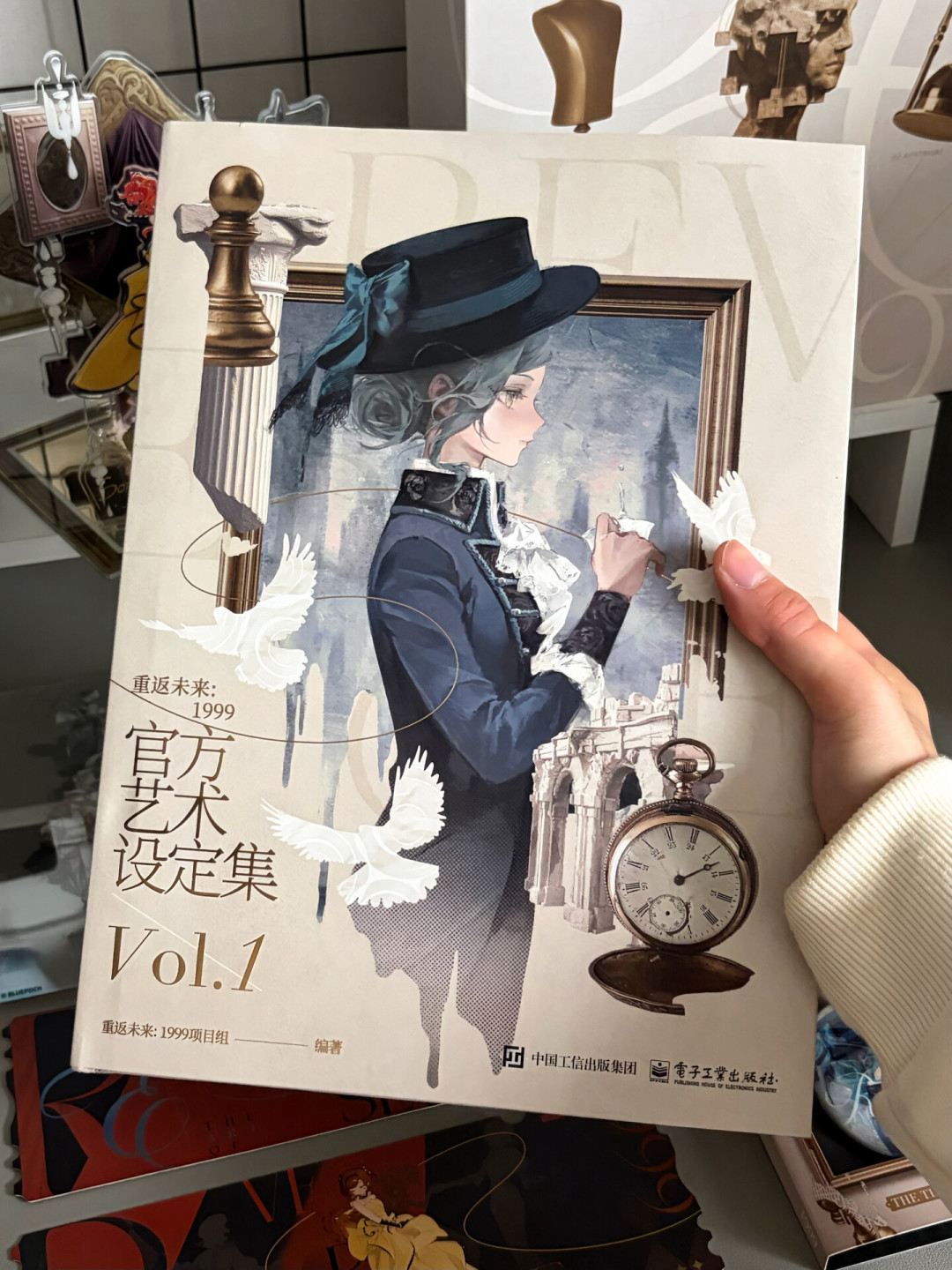 鸣潮刚开订、新月刚到货、1999已经出盗版：三本设定集的口碑和入手路线，一次说清