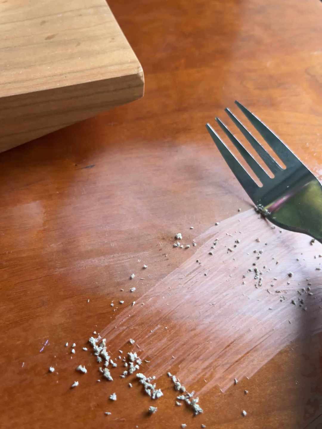 二黑木作的樱桃木餐桌用三年发黏:7月这场涂装争议,我们把真相、风险分类和谁还能买理清了