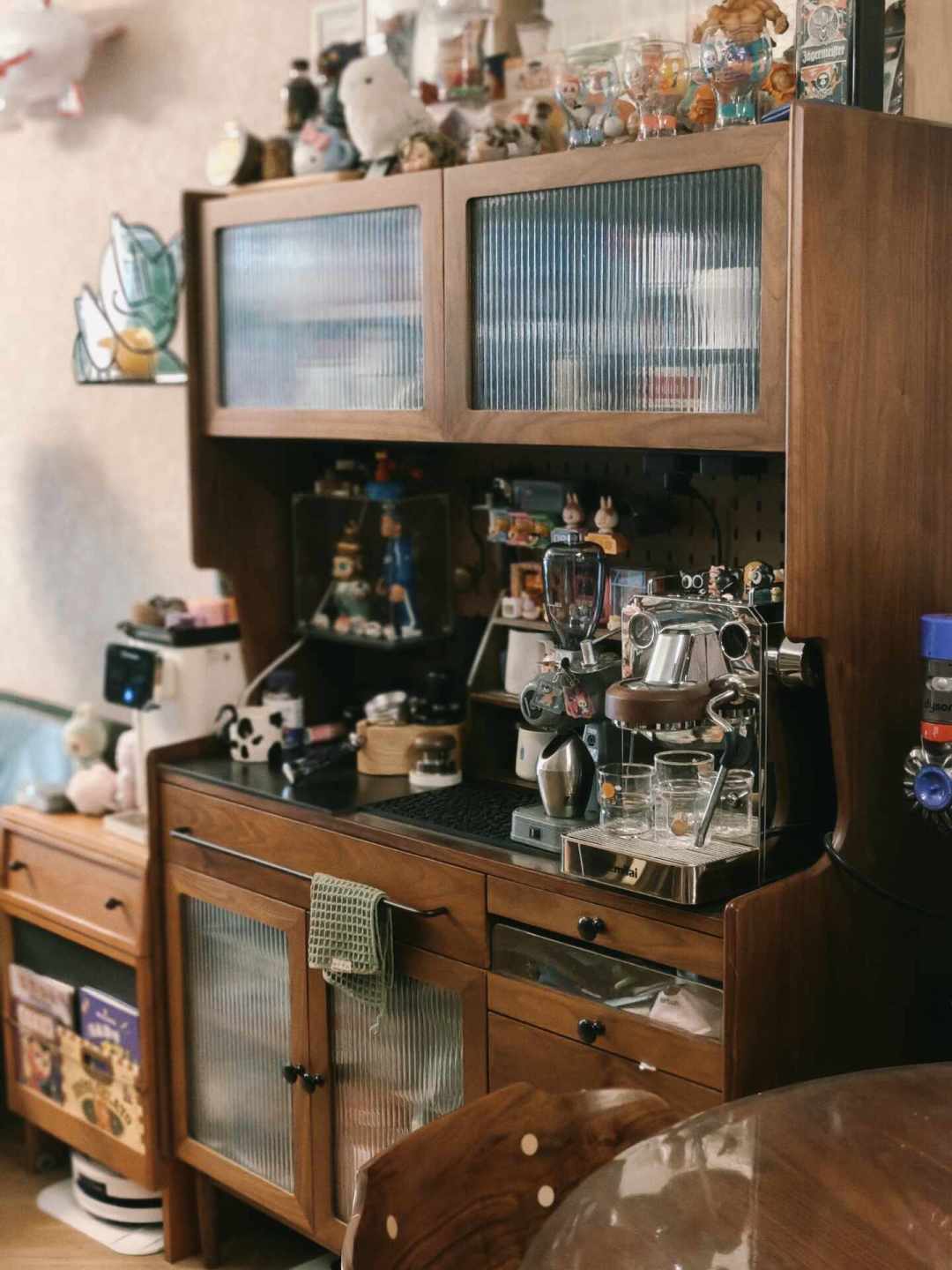 二黑木作的樱桃木餐桌用三年发黏:7月这场涂装争议,我们把真相、风险分类和谁还能买理清了