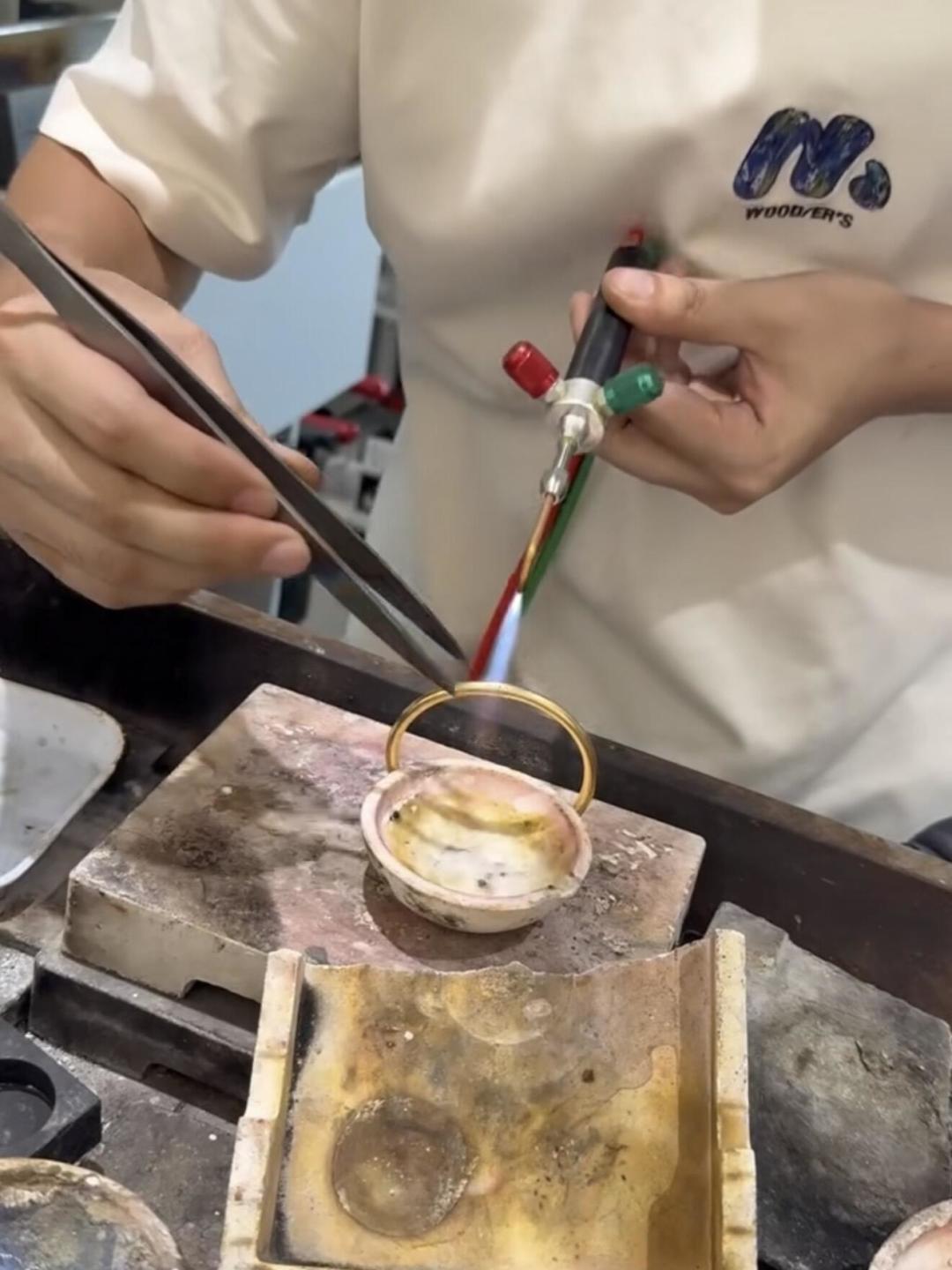 金饰一夜涨了37元/克,老凤祥股价却趴在35块:8倍PE的金店股,是捡漏还是价值陷阱?