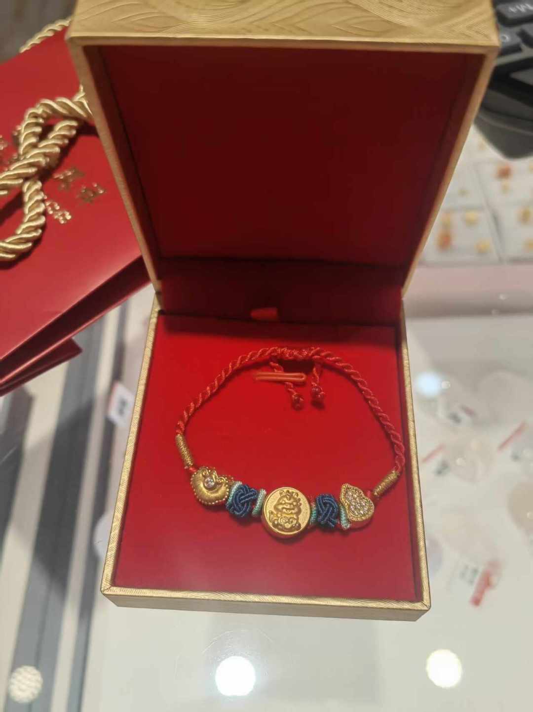 金饰一夜涨了37元/克,老凤祥股价却趴在35块:8倍PE的金店股,是捡漏还是价值陷阱?