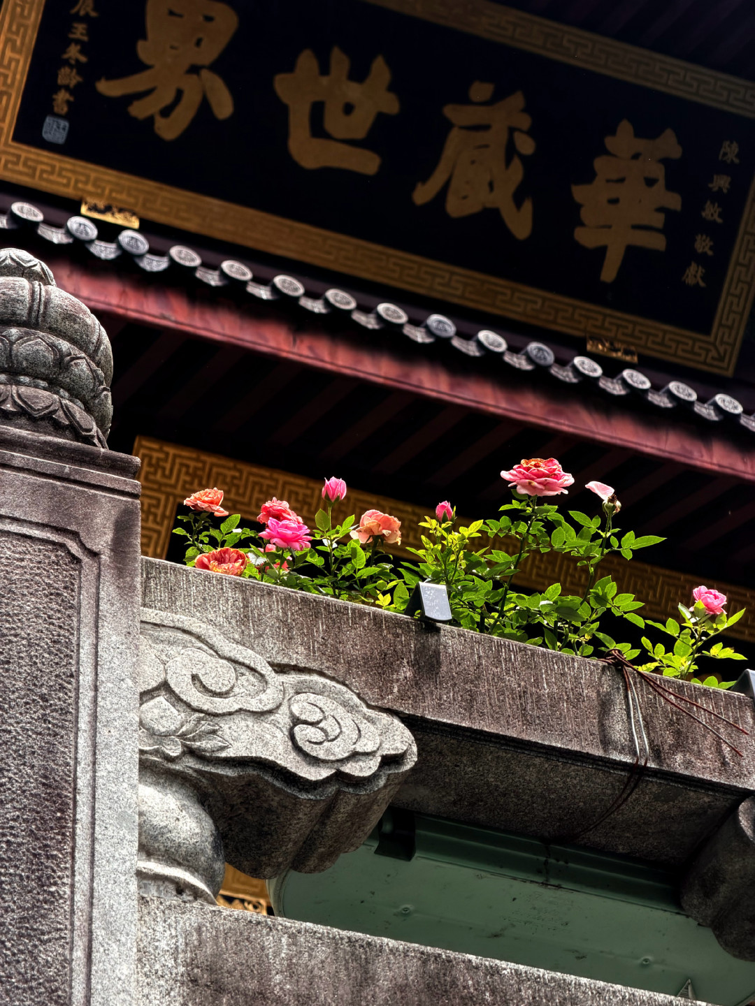 灵隐寺200块的伞火了，但真正的坑不在价格