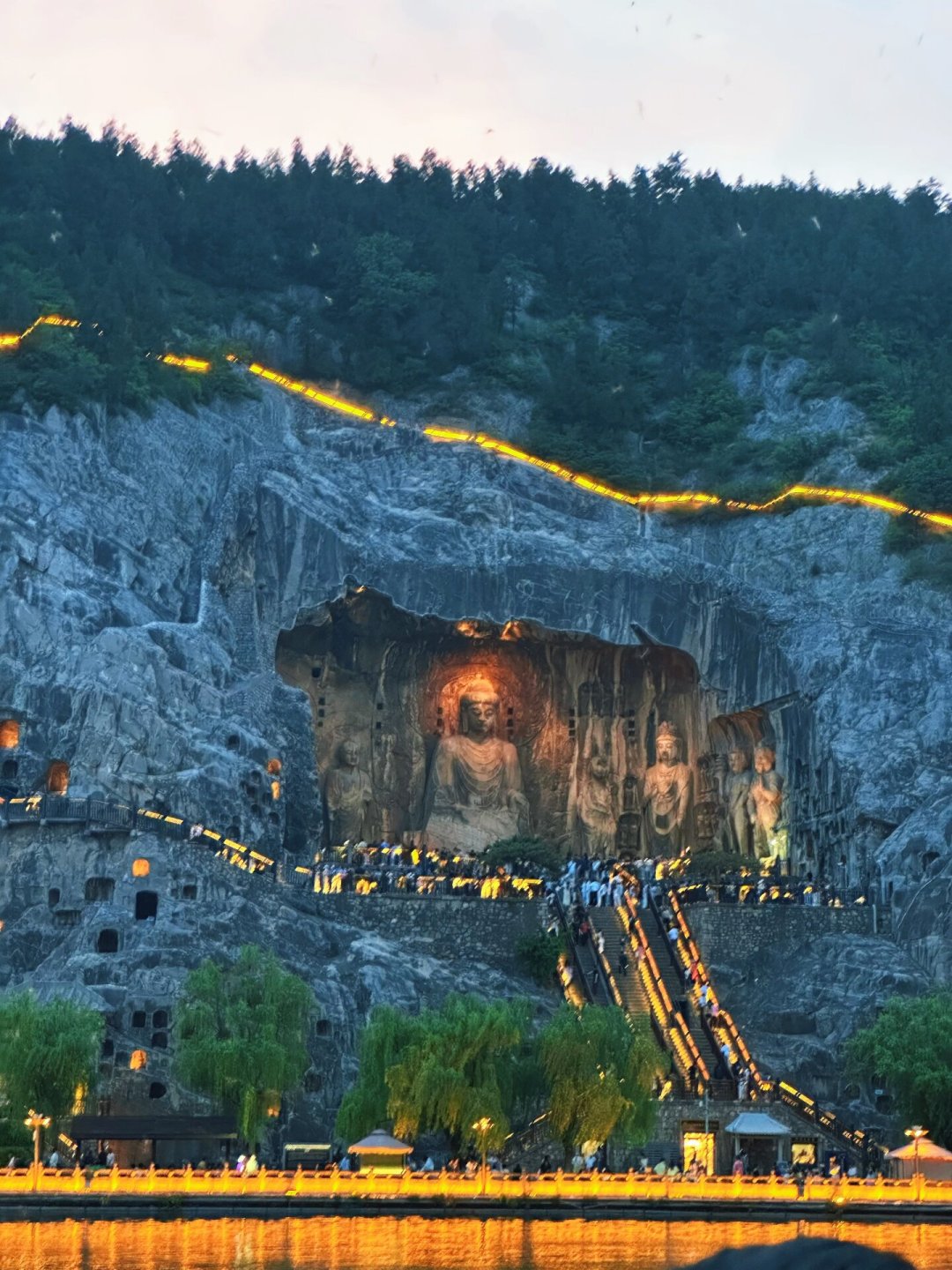 一张90元门票,能把龙门石窟从白天逛到黑夜吗?翻完近两周的现场记录,三种入园时段的时刻表和坑都理清楚了