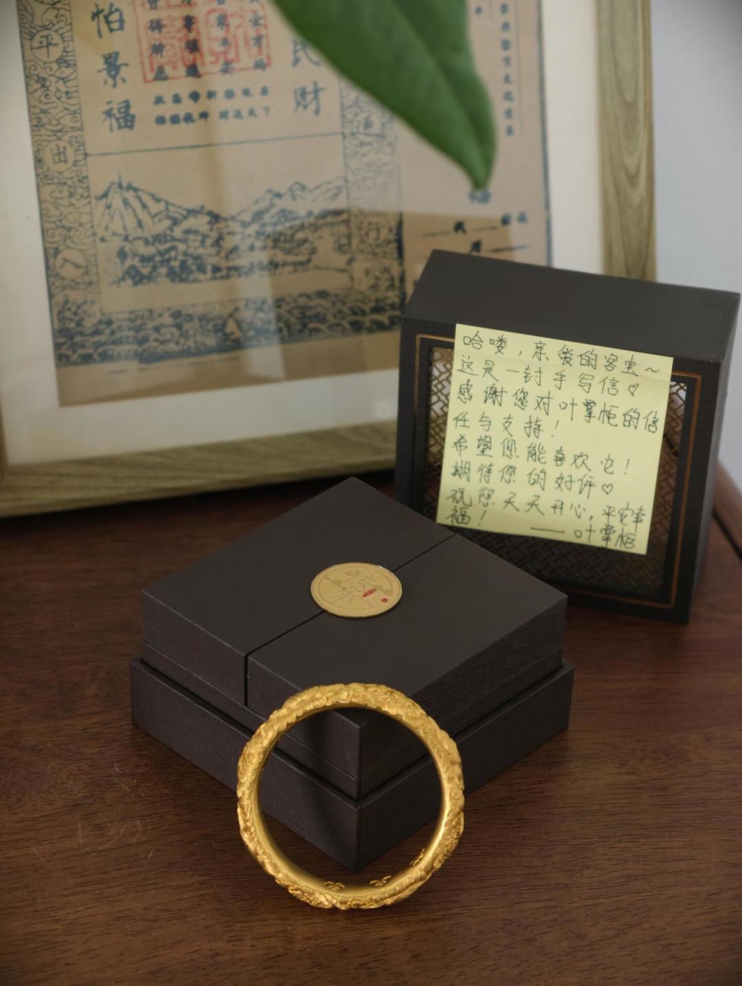 金价月内涨超100元,錾刻手镯选纹样成了数学题:牡丹、莲花、十二花神怎么挑不白花