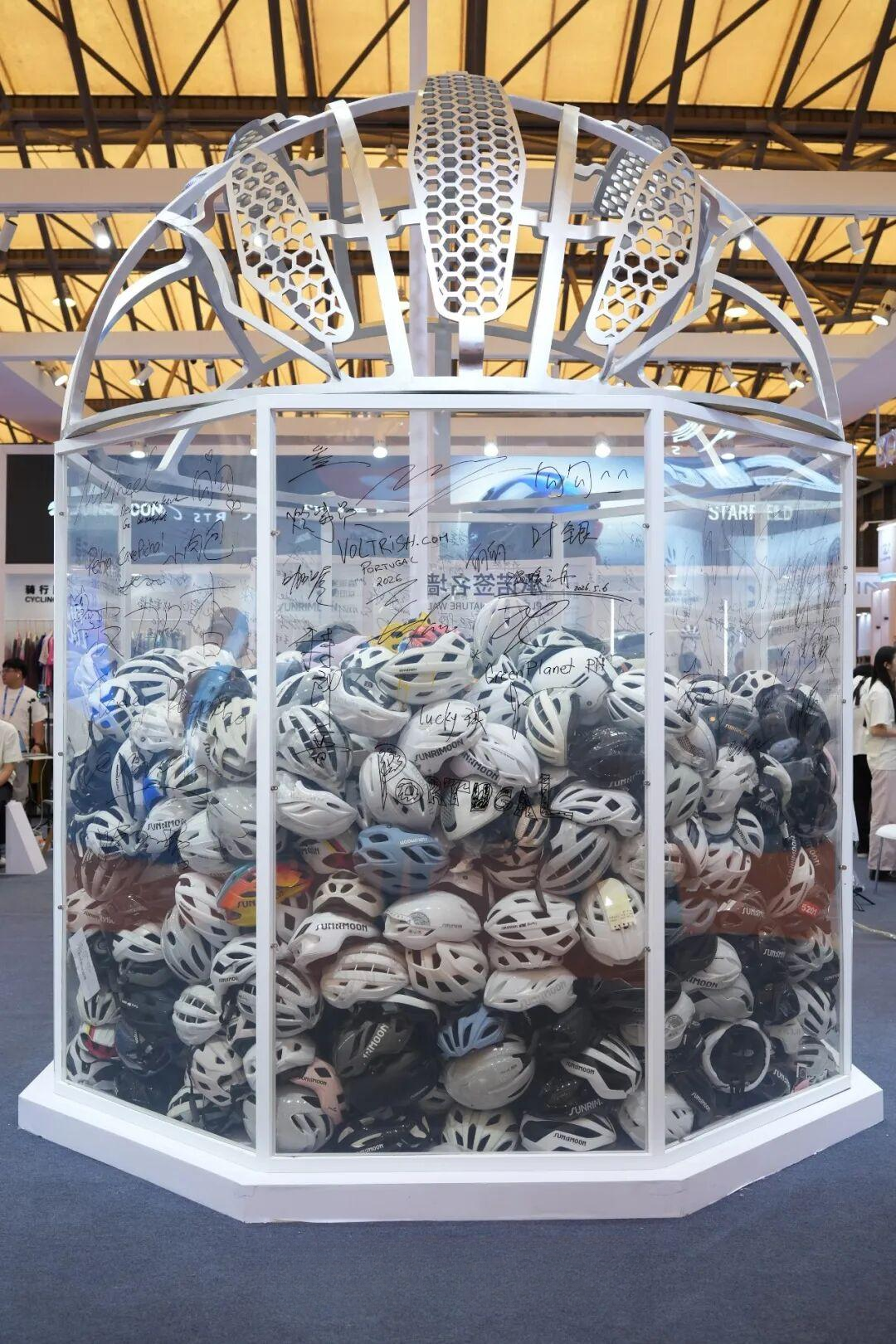 摔裂头盔只能自认全价重买?森瑞梦