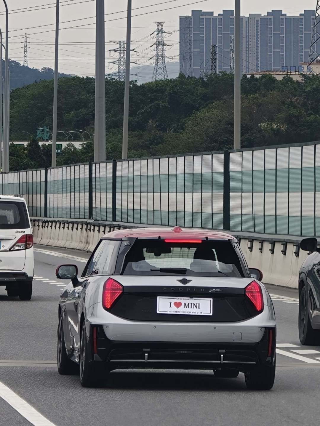 电动MINI JCW购车季下单前,先看车主们集中反馈的问题:转向不回正,多家门店可复现
