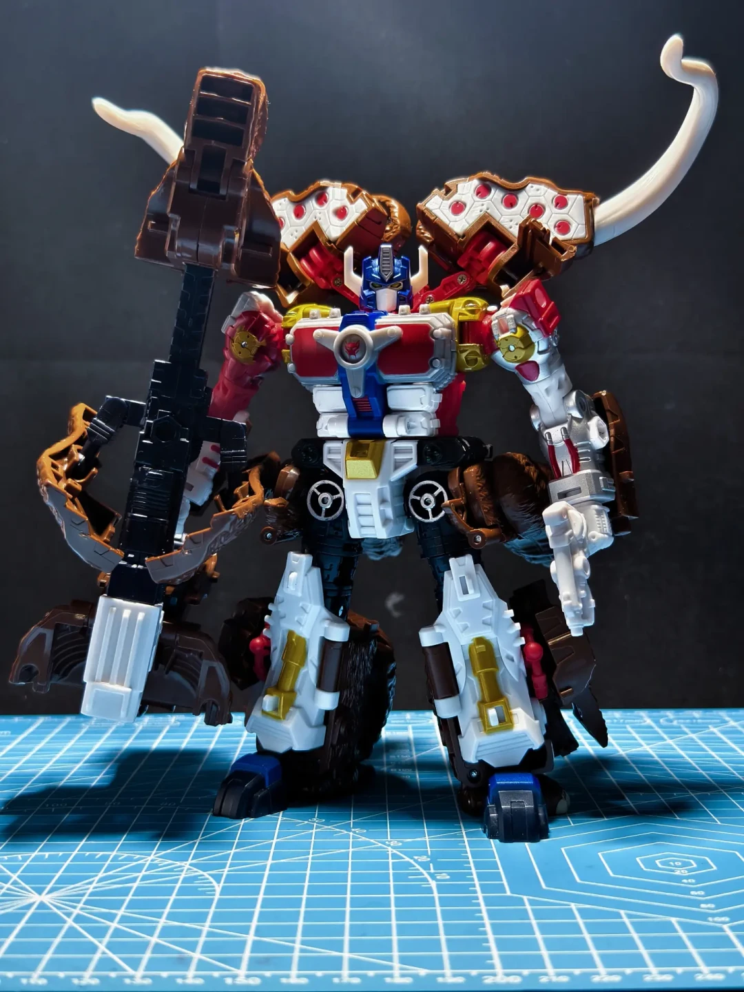 猩猩、白狮、猛犸都叫擎天柱?全网都在聊的这个「一人军团」到底是谁