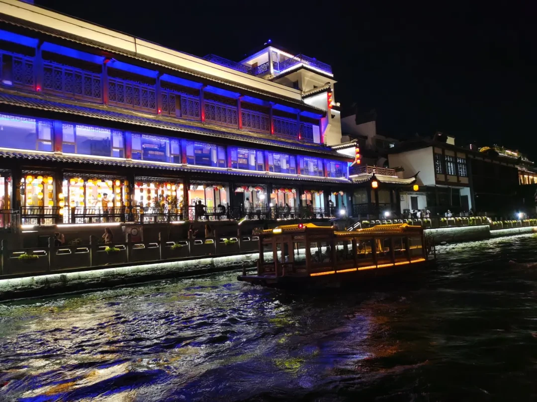 暑假收尾去秦淮河:120块的画舫票,先躲掉三个智商税再选线