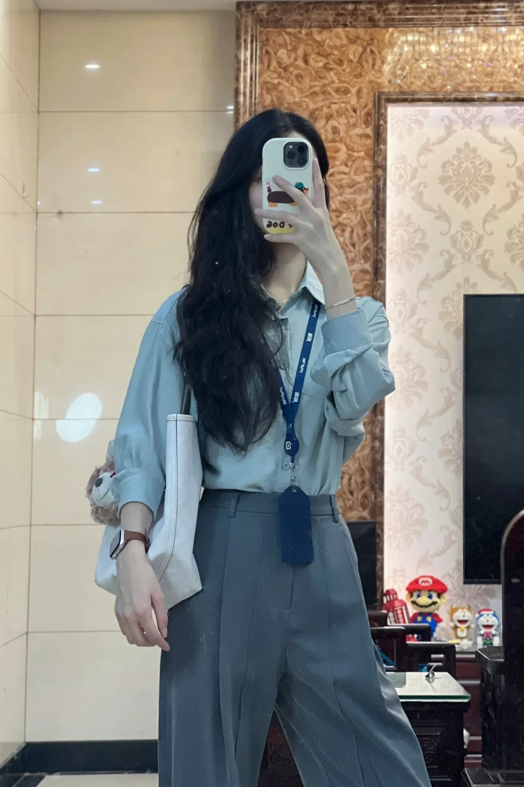 王虹获奖后，「高智感」穿搭爆了：这波值得跟，但冲着卡地亚同款去的人没搞对重点