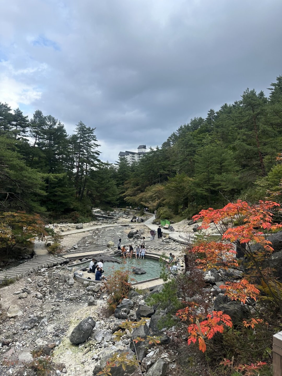 草津温泉红叶季进入订房窗口:什么时候去、住哪家、准备多少钱,三笔账一次算清