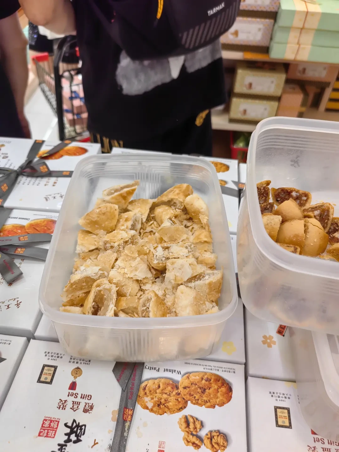 钜记手信有「价格鄙视链」:同款肉干口岸一斤贵40元,八八折要自己开口