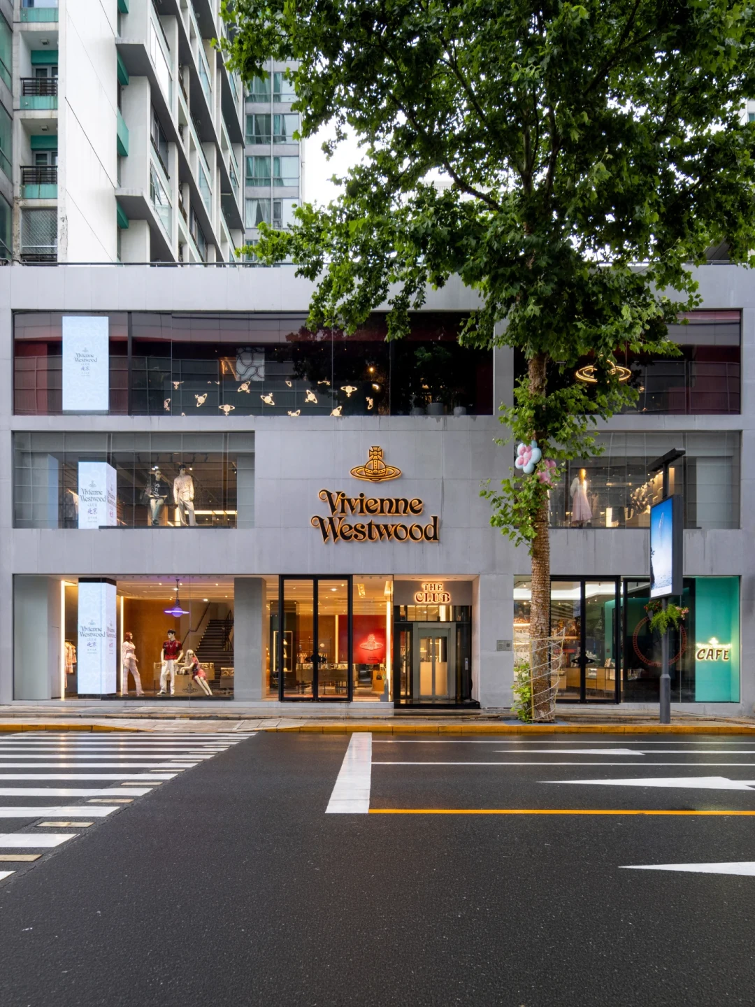 西太后疯狂开店，咖啡都开进SKP对面了：30元拿铁值不值，第一件怎么选