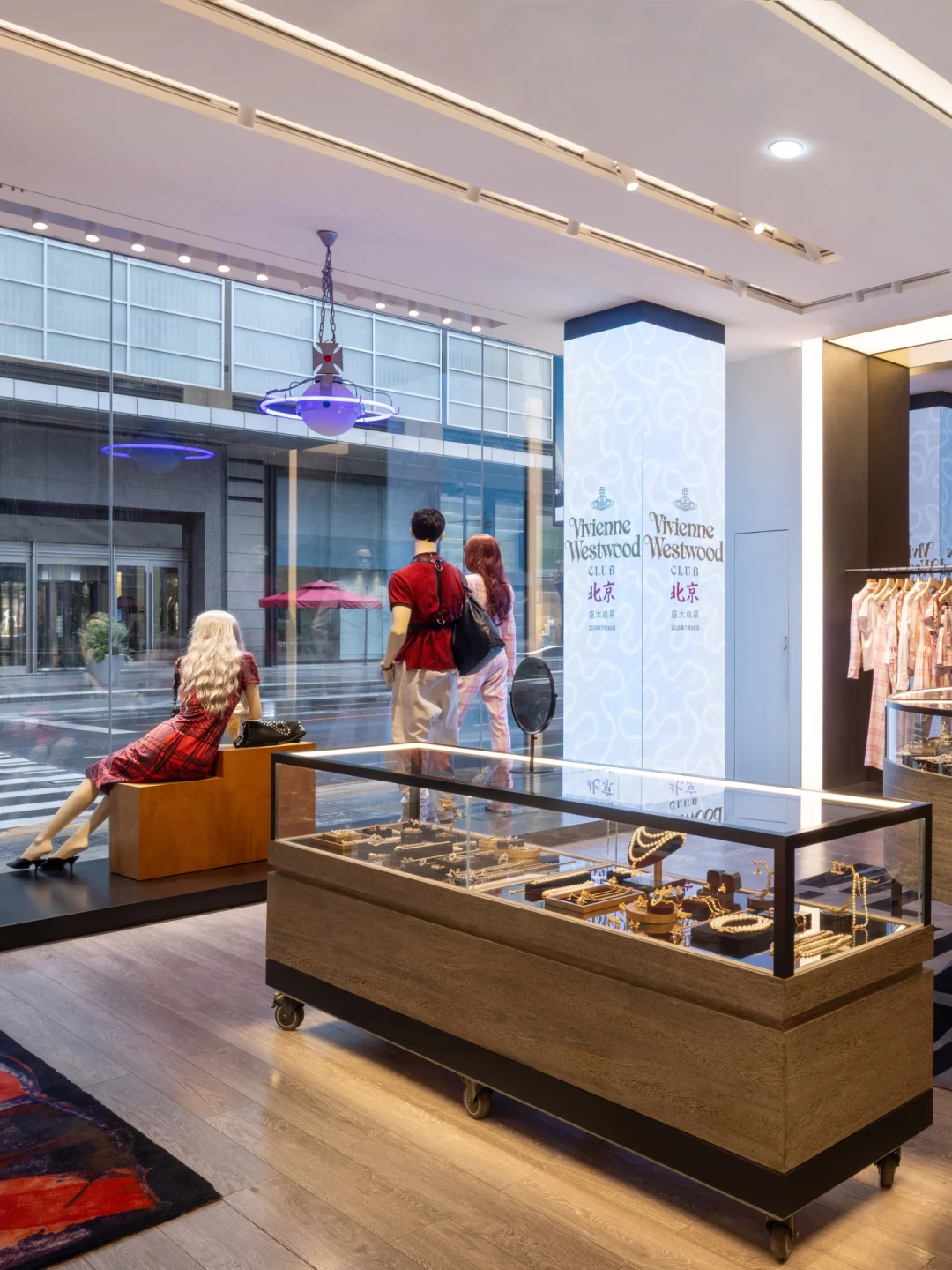 西太后疯狂开店，咖啡都开进SKP对面了：30元拿铁值不值，第一件怎么选