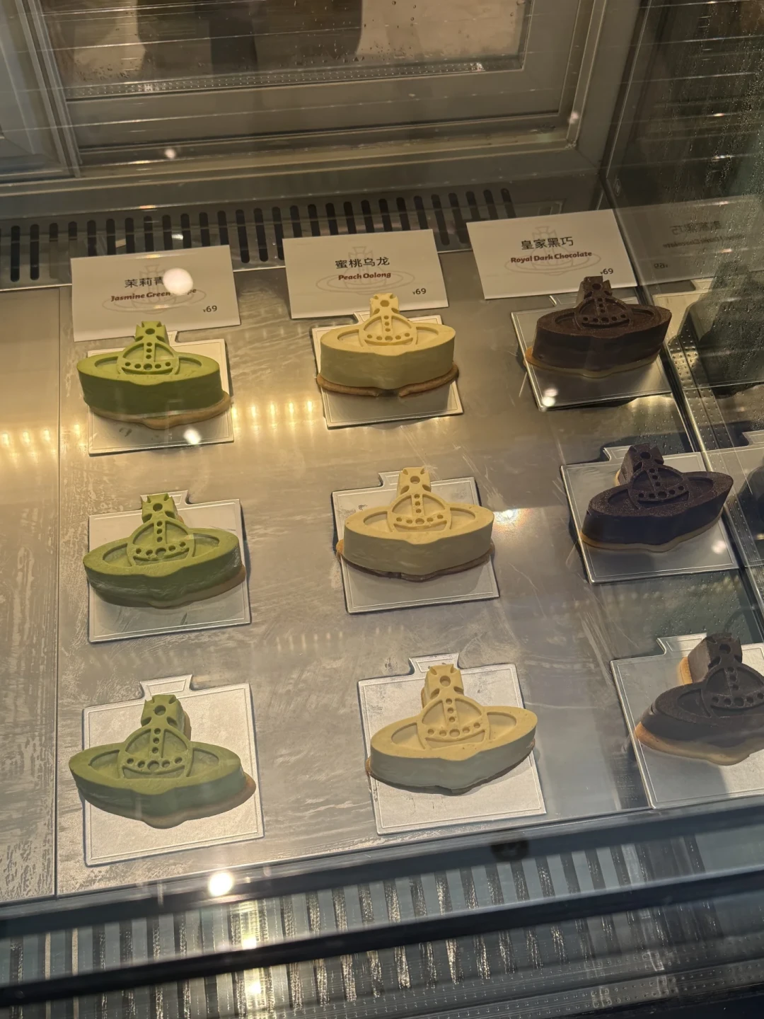 西太后疯狂开店，咖啡都开进SKP对面了：30元拿铁值不值，第一件怎么选