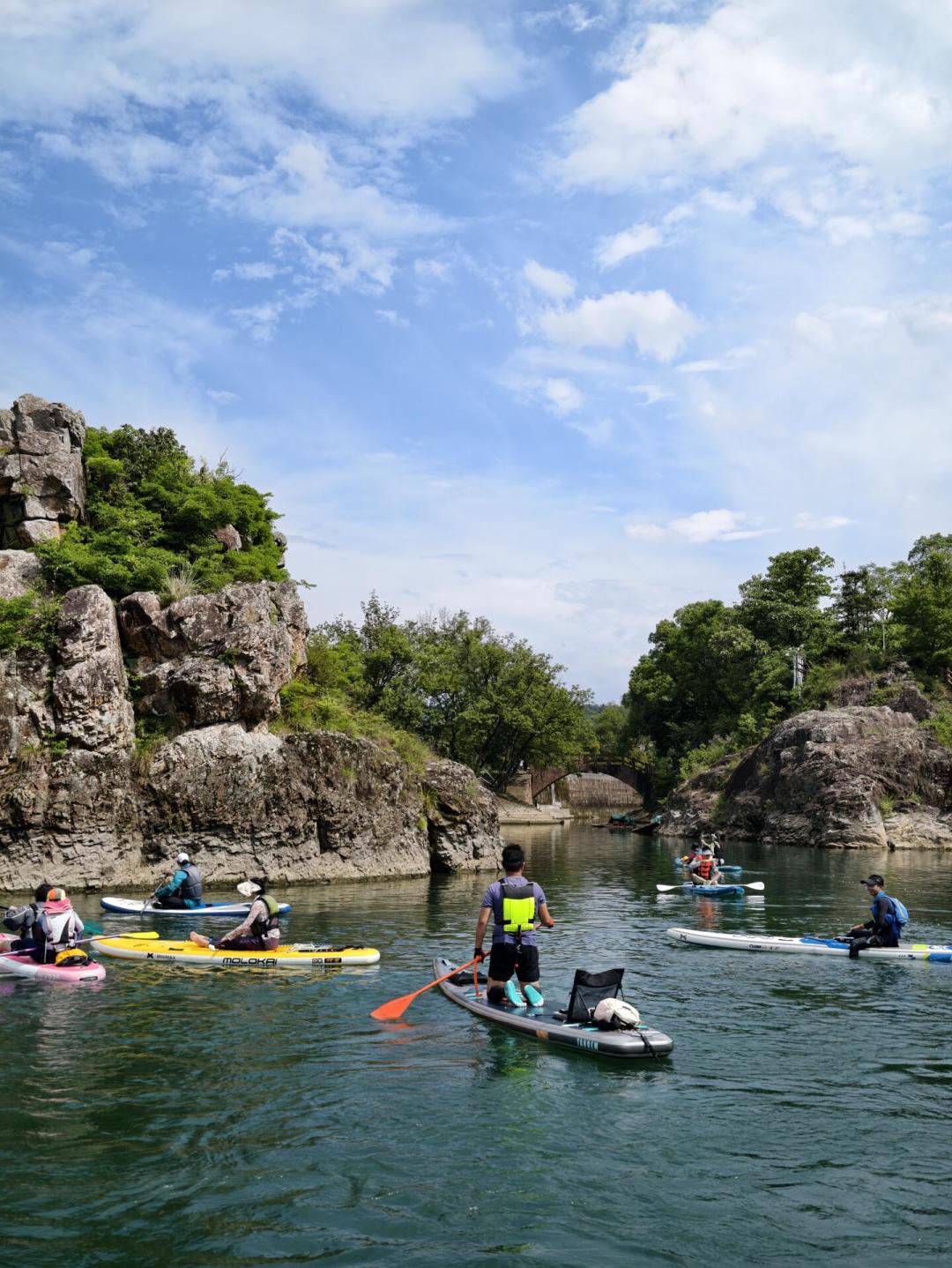 “水很浅,包捞的”——母女被冲进15米深水区后:暑假最后10天约桨板,先看完这份清单