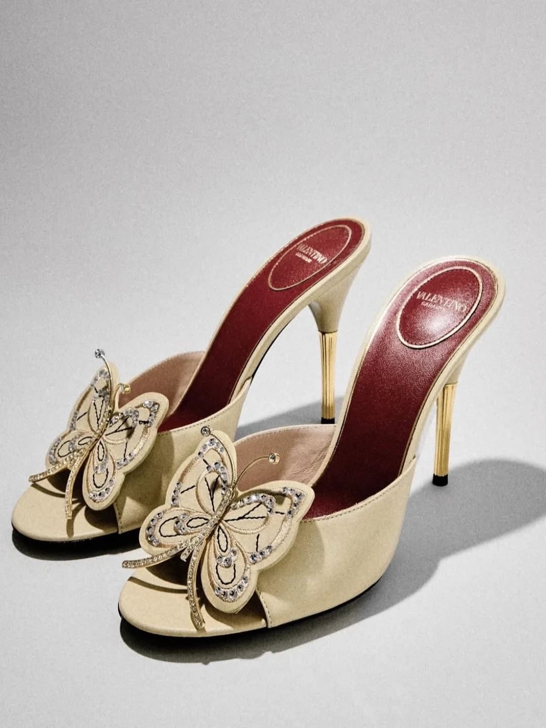 蝴蝶接管Valentino:米开理的「反logo」赌注,和值得入手的东西