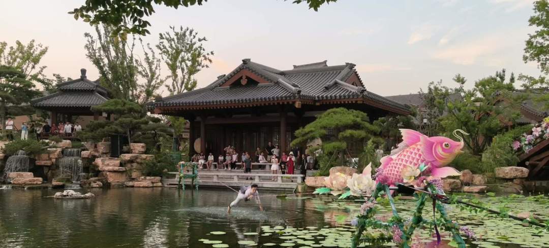 洪湖公园“水上轻功”刷屏背后：走软绳（扁带）今夏悄悄火了，普通人真能玩？