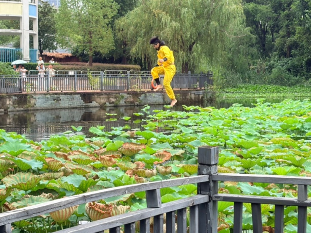 洪湖公园“水上轻功”刷屏背后：走软绳（扁带）今夏悄悄火了，普通人真能玩？