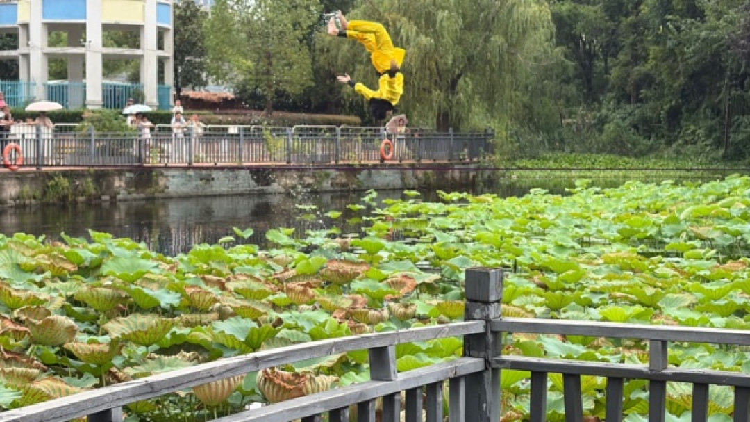 洪湖公园“水上轻功”刷屏背后：走软绳（扁带）今夏悄悄火了，普通人真能玩？