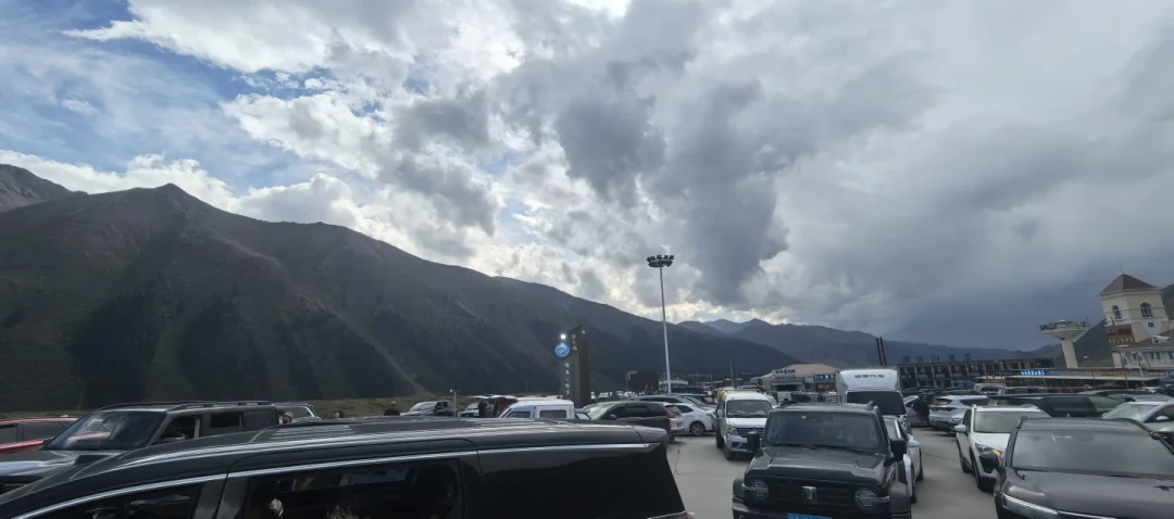 独库公路又全天封路,几千辆车被困山里:2026新规和绕行预案,进疆前先看一遍