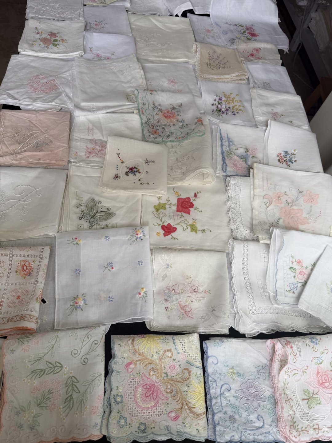 一方老潮绣手帕,有人花出近5000元:掏钱之前,先翻背面