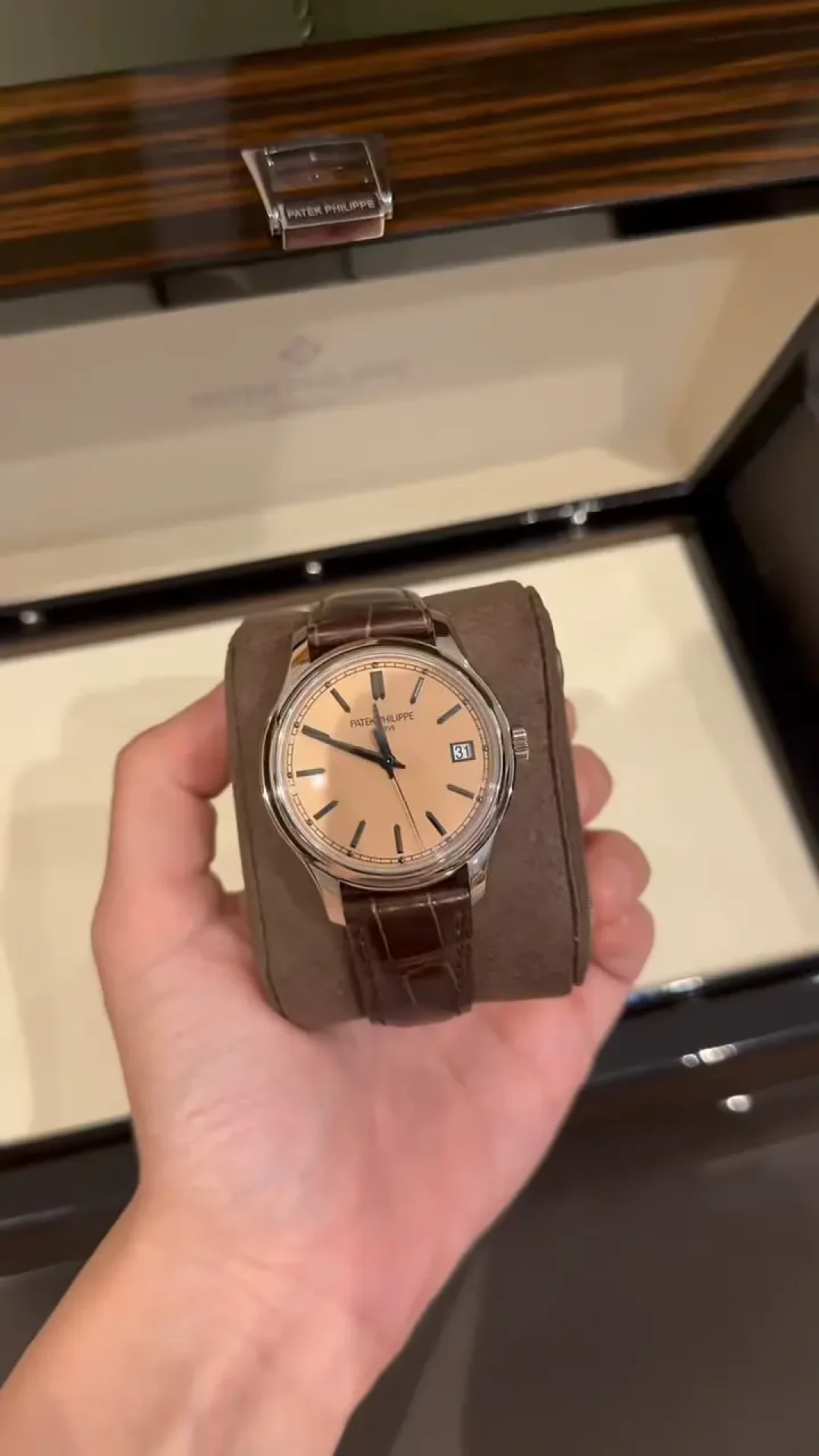 同一个三文鱼盘连着出两年：6196P和5227G-015摆在一起，Calatrava该选谁终于清楚了