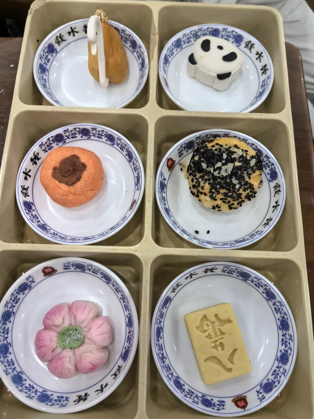 外国游客看盖碗茶表演起立鼓掌,7.6万赞背后:这场表演多少钱、怎么看,一次说清