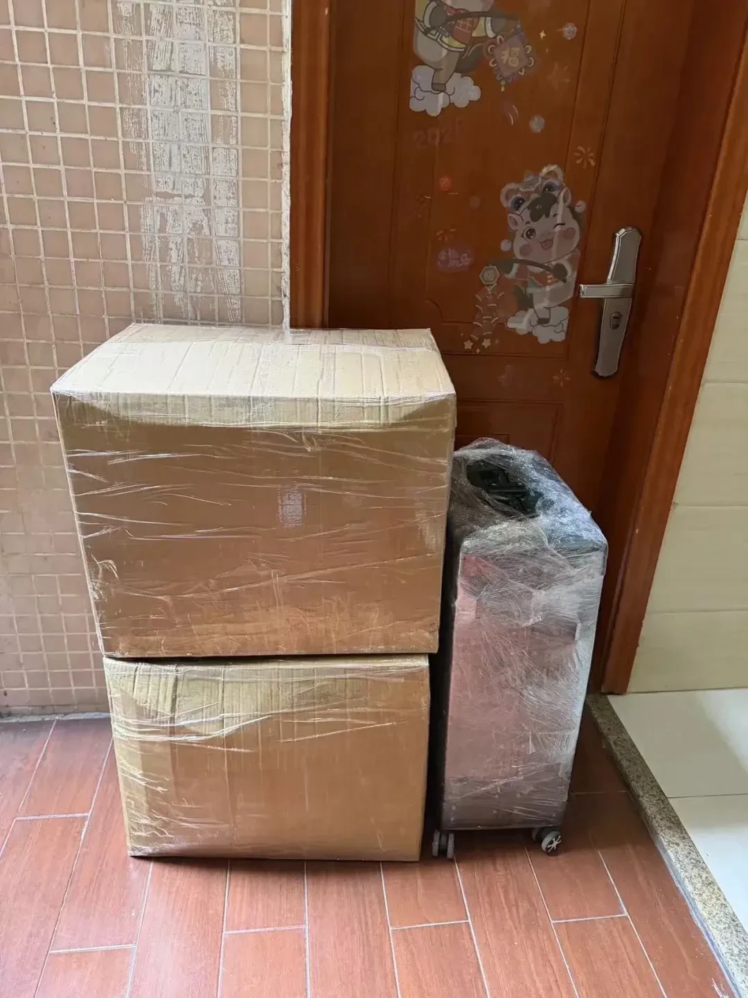 别拖3个行李箱去报到:随身带、快递寄、到校买三方比价后,一个包就够入住