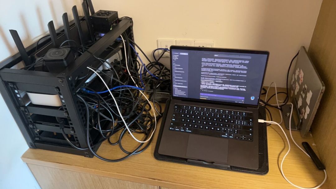 三个漏洞全是 CVSS 9 分以上，官方明说没有缓解方案：ESXi 用户，先看清自己在哪一档再打补丁
