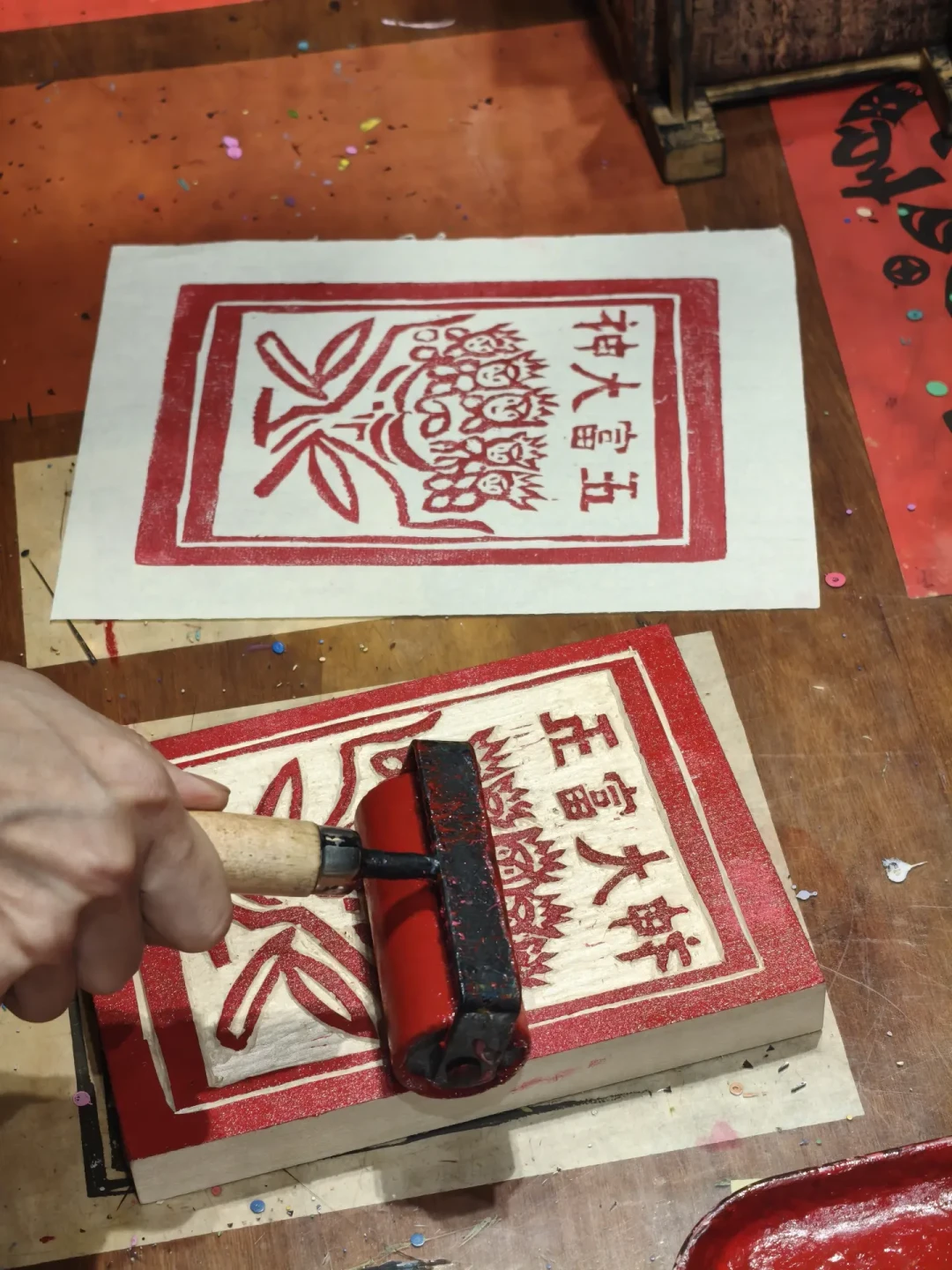 去云南印甲马,别只会印门神了:刮刮乐之神、生发娘娘才是年轻人的新许愿池