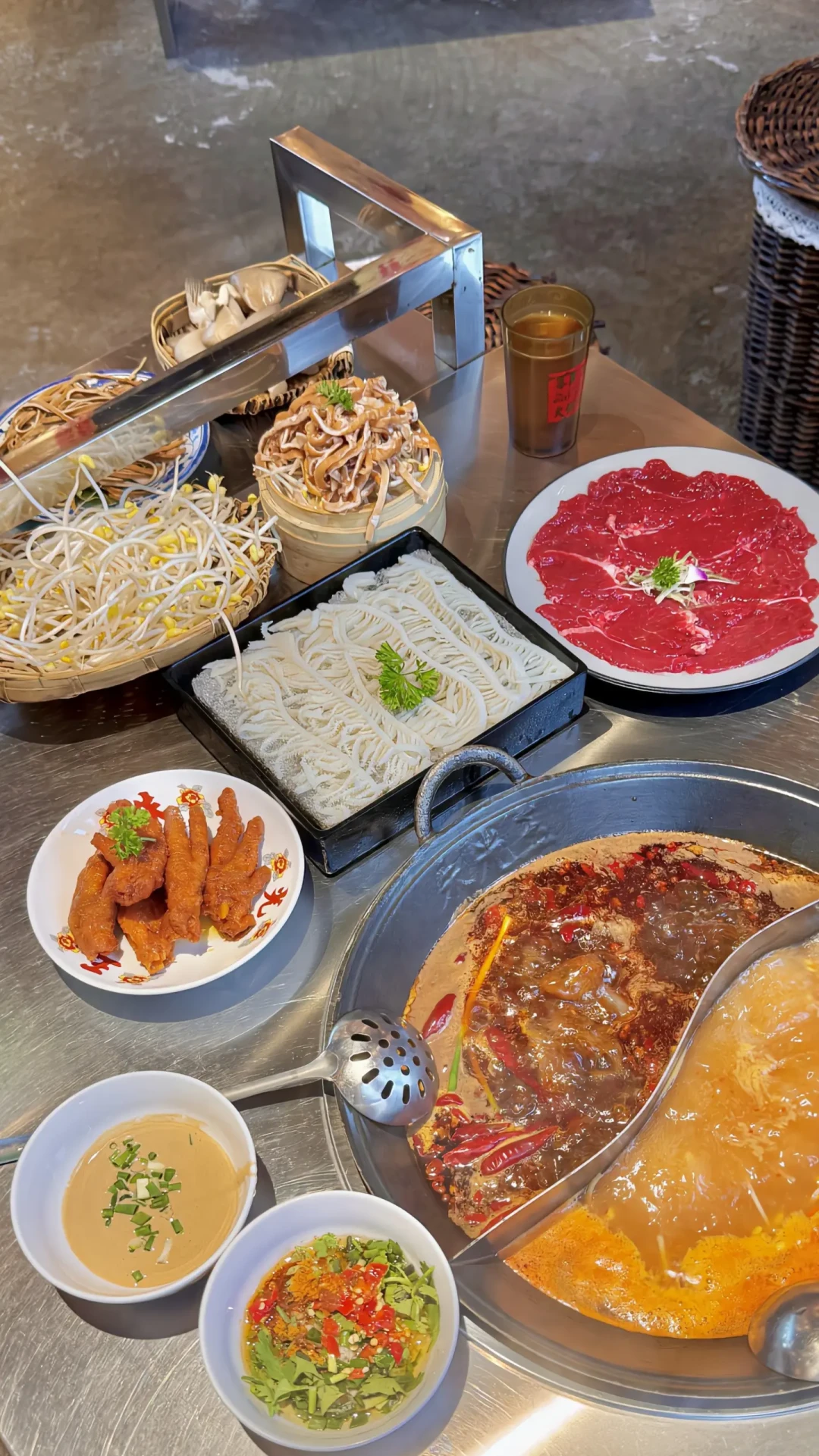 朱光玉把成都首店改成“菜市场”:1元素菜、9.9元甜品畅吃,但排队王也在悄悄撤出这些城市