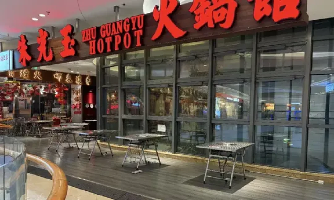朱光玉把成都首店改成“菜市场”:1元素菜、9.9元甜品畅吃,但排队王也在悄悄撤出这些城市