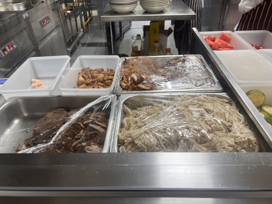 开学后天天吃食堂，先别急着点轻食：我把刷屏的食堂餐盘热量测评对了遍账，一餐500大卡、十几块都能做到，最难防的是几道