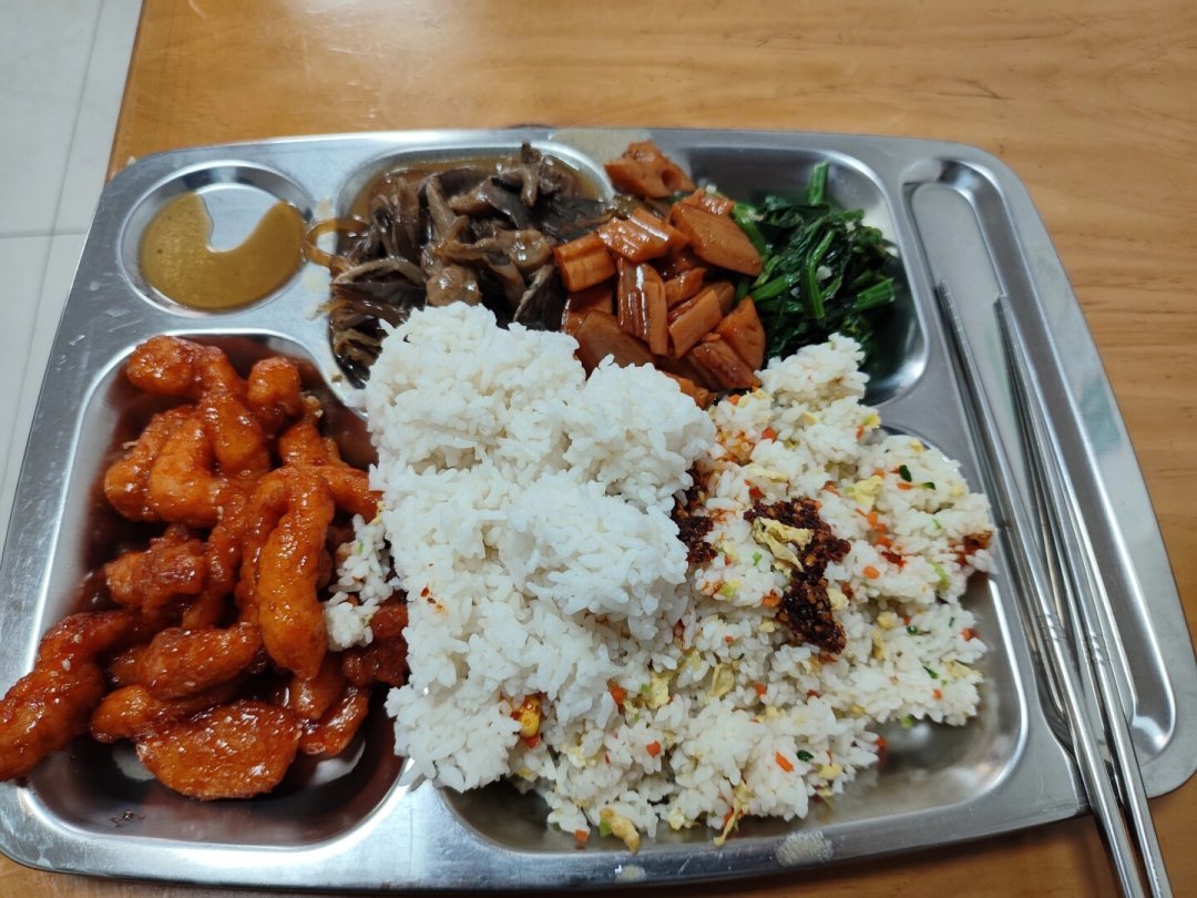 开学后天天吃食堂，先别急着点轻食：我把刷屏的食堂餐盘热量测评对了遍账，一餐500大卡、十几块都能做到，最难防的是几道