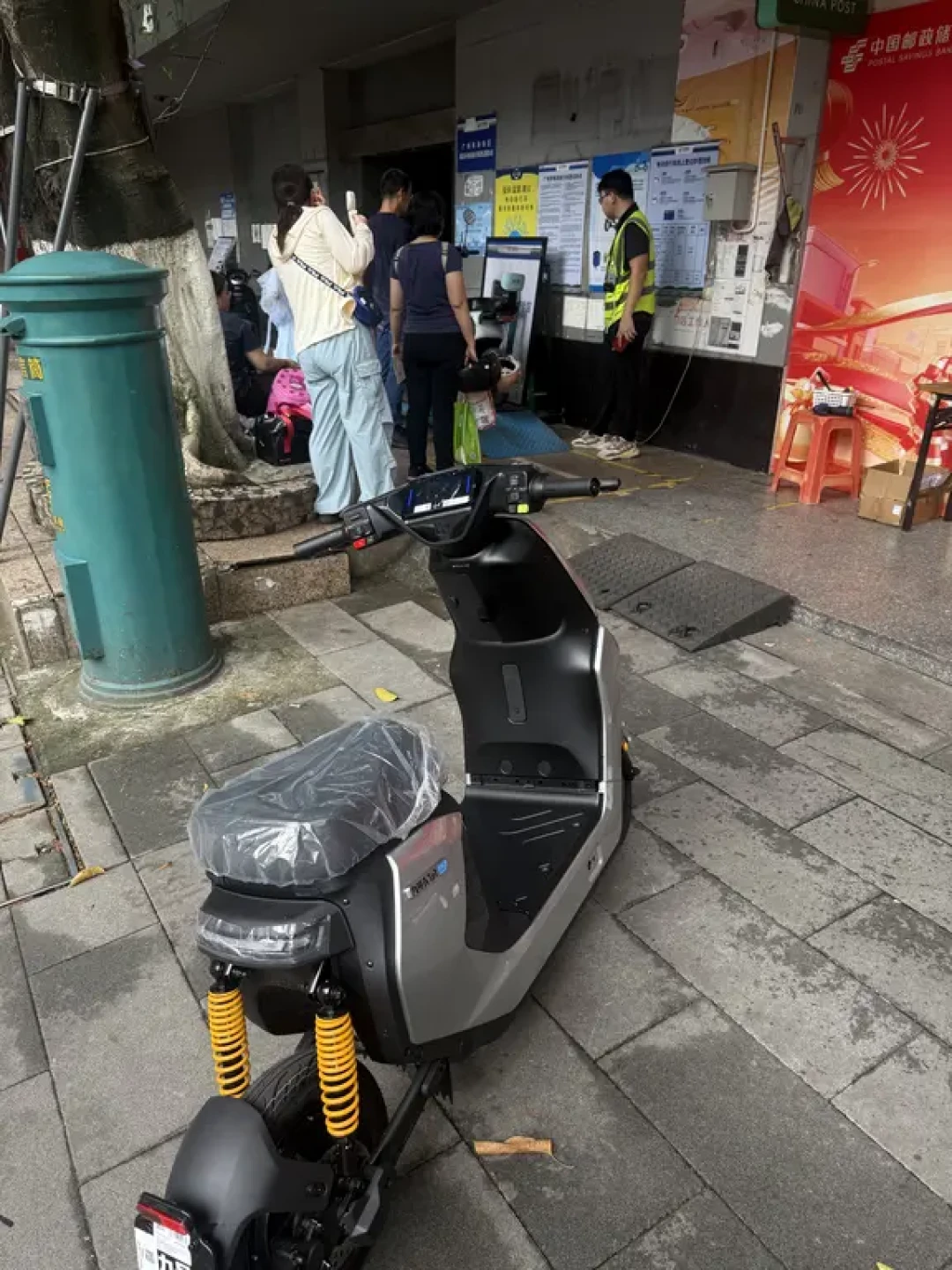 官费55元,黄牛报价350元:给电摩上牌前,先看懂这笔账和减配清单