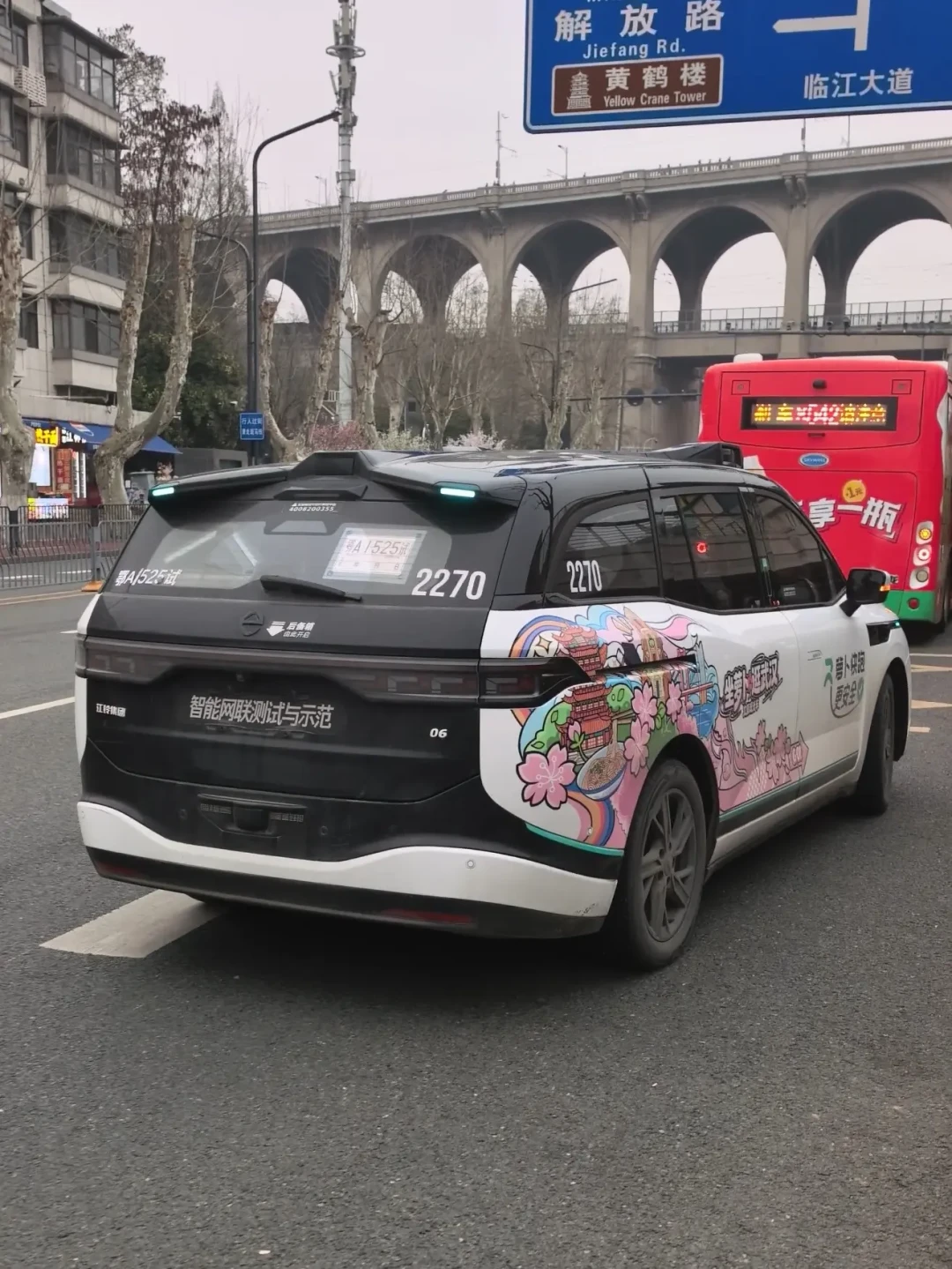 一周连拿迪拜Uber和香港高铁站，萝卜快跑出海很猛：但比出海更该看清的，是它现在到底能带你去哪