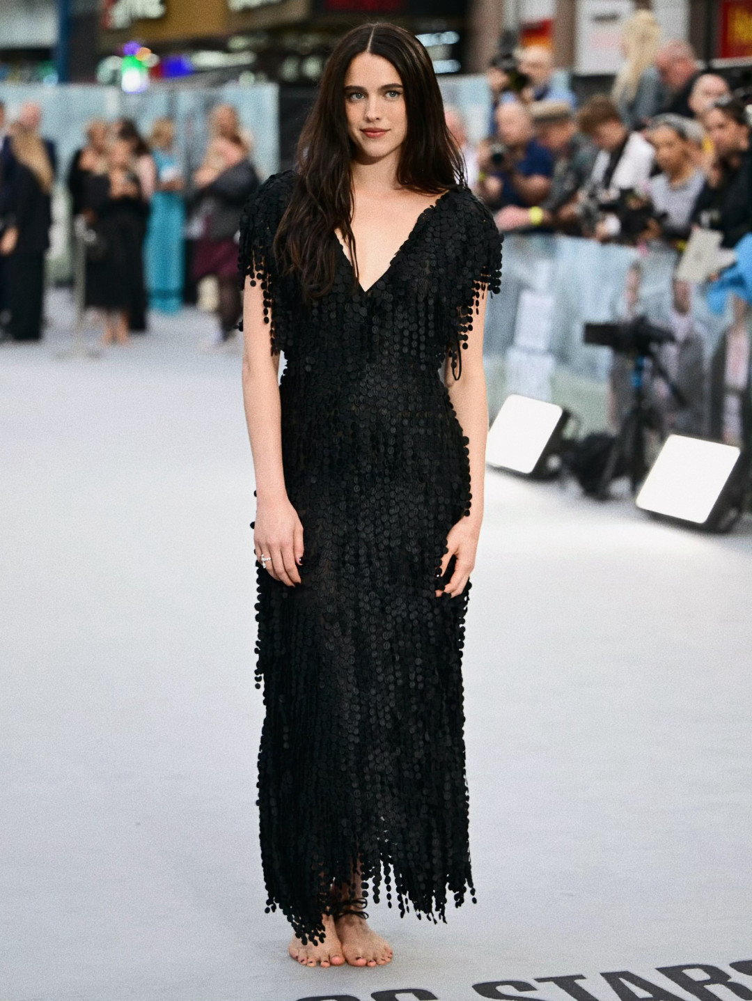 香奈儿“无底鞋”被89%网友吐槽,玛格丽特·库里却率先上脚,外网博主还拿2元口罩复刻了