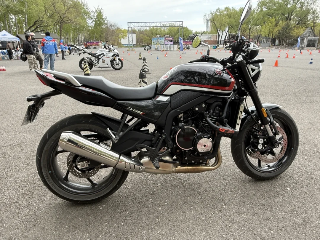 张雪机车召回286辆820RR,评论区却在夸“居然给退换”:三类人,三份作业