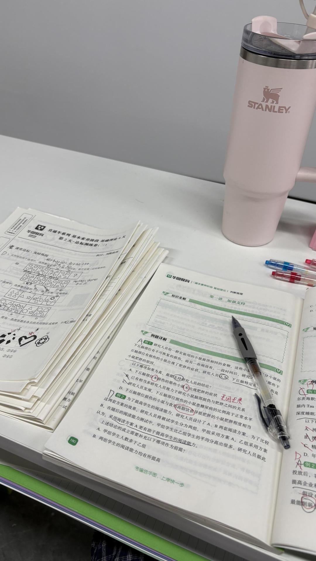 华图线下班全程上交手机，评论区吵翻了：严管是卖点，但本来就不是给所有人设计的