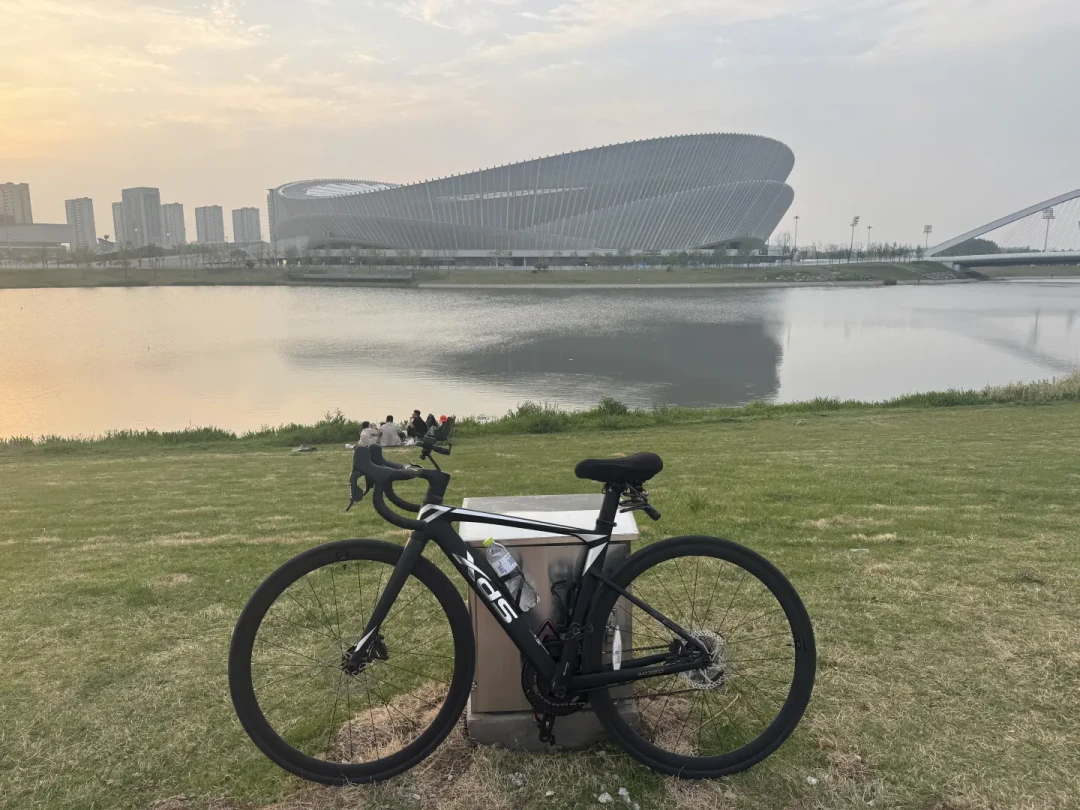 电变都打到3999元了,美利达入门公路车还是圈刹:2026年,只有三类人还该买美利达公路车