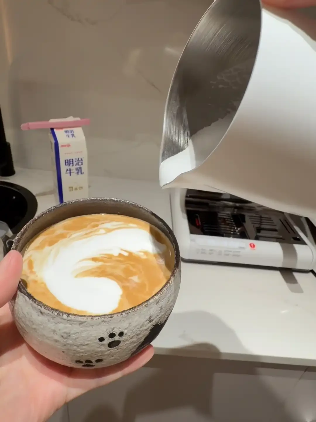 有人废了一百多盒奶才拉出大白心，有人1升奶练了60多杯：对完20多篇练拉花帖和几千条评论，我理清了7种替代练法、2个陷阱和一条不断奶路线