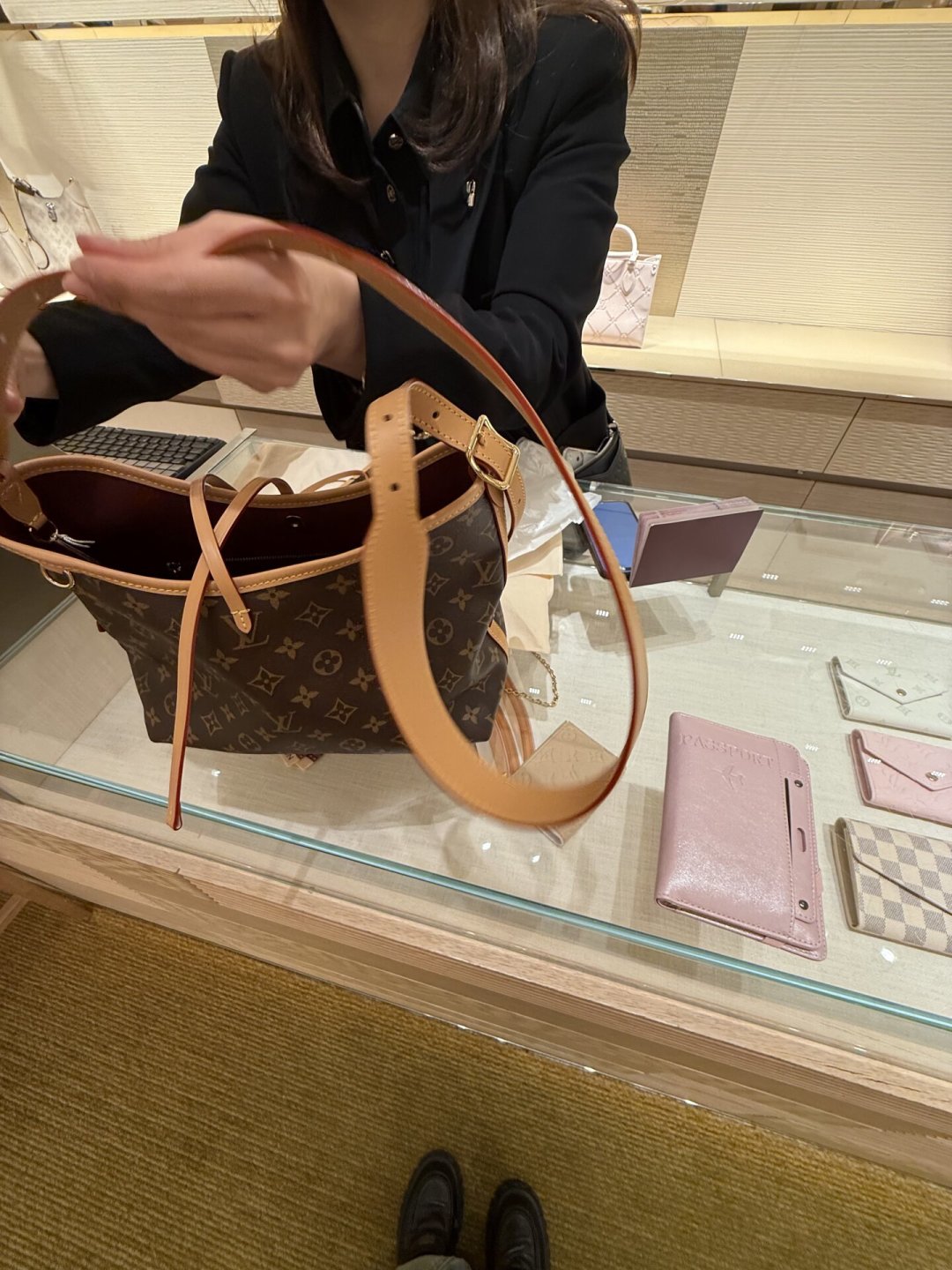 LV老花二手价“近乎腰斩”又上热搜:2.3万的Carryall跌到1.2万,抄底还是割肉?
