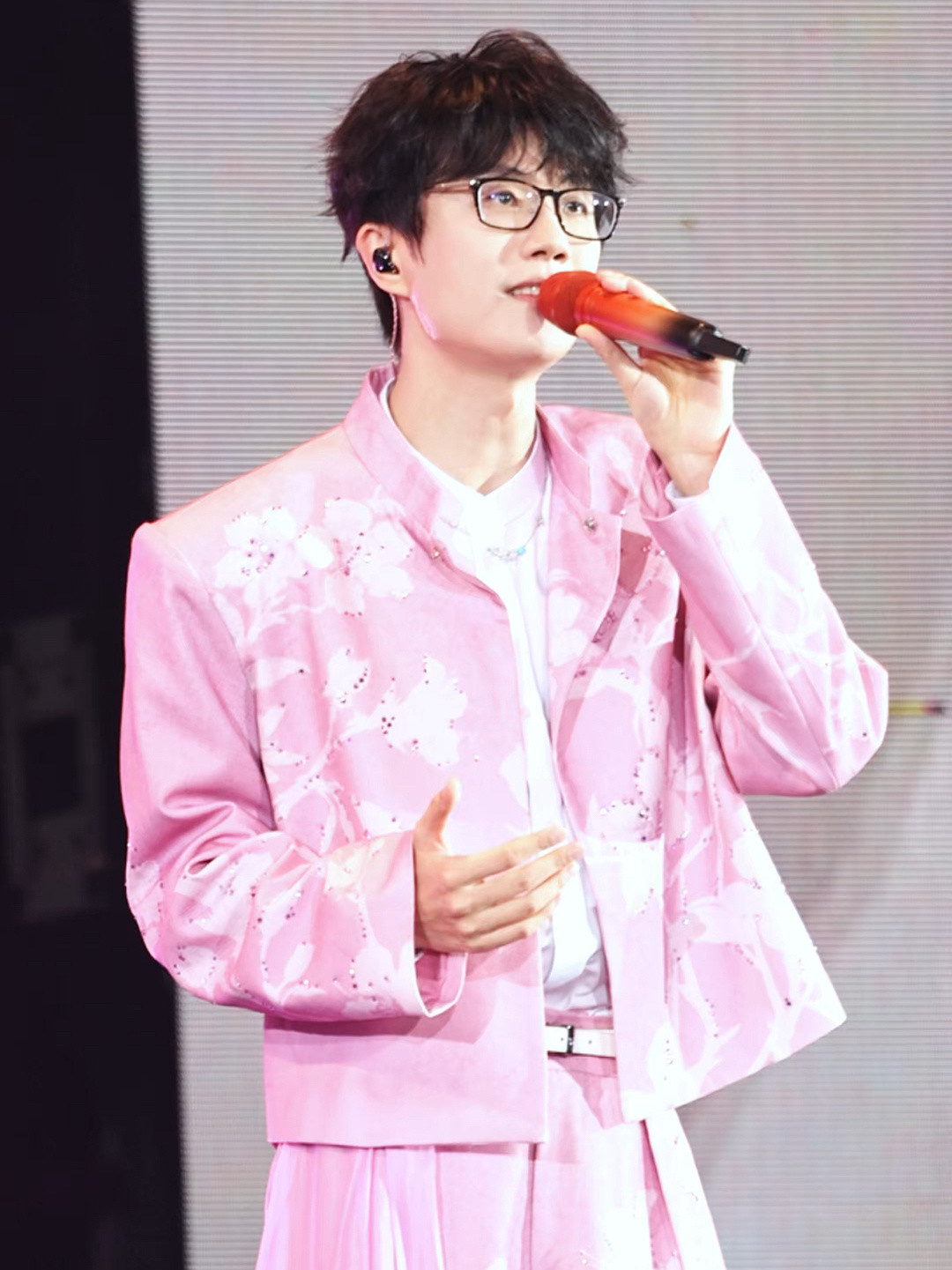 许嵩的巡演连着三场出事故,门票却照样秒罄:天津8月25日预售,怀旧之前先把这三件事想清楚