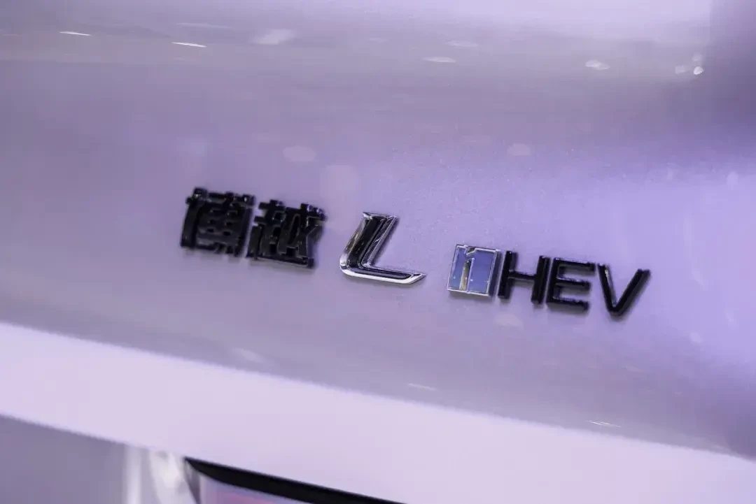 吉利不再研发纯燃油车,燃油车却开始“带电”了:7.99万的混动SUV上市,不想充电的人该怎么选