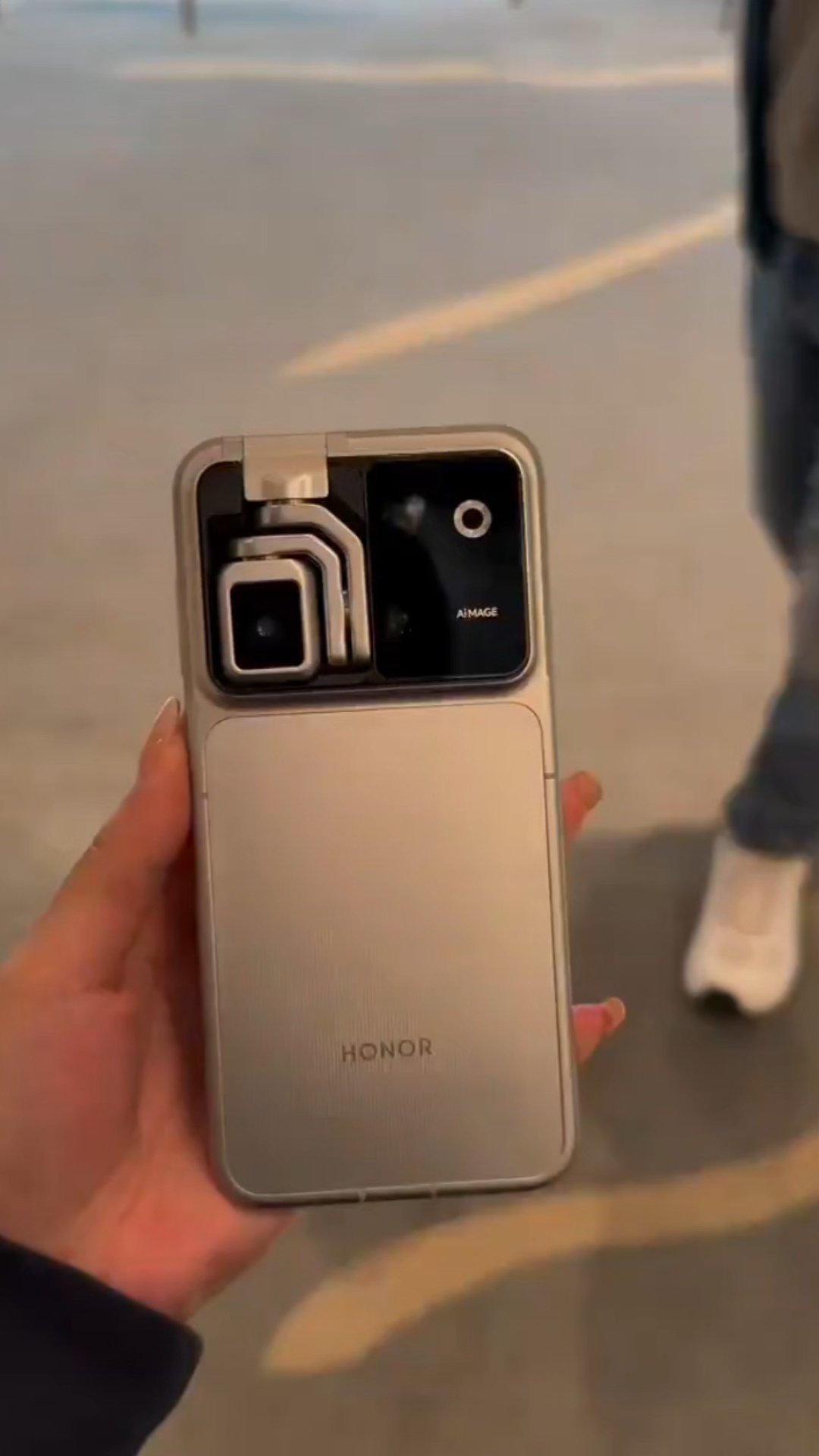 荣耀RobotPhone维修备件价格公布:主板占整机价46%,云台主摄3079元,“摔一下就废”的账我算完了