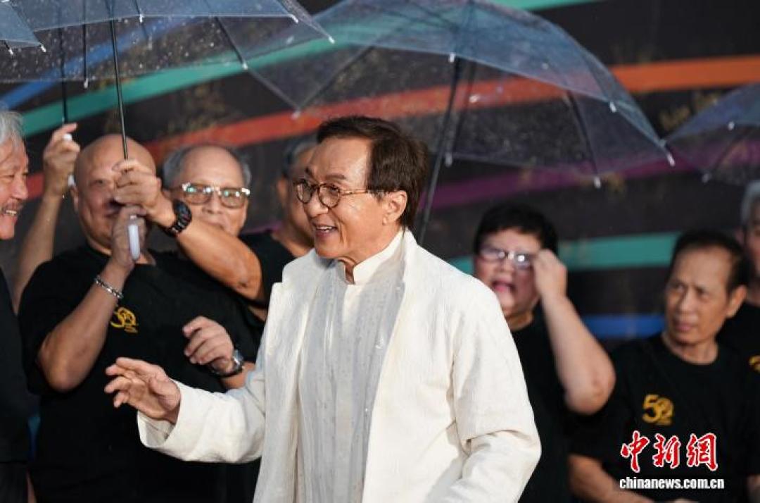 成龙两年前哽咽说市场不再需要动作演员，这个夏天成家班50周年却接了蜘蛛侠的活：动作片传承的8个线索