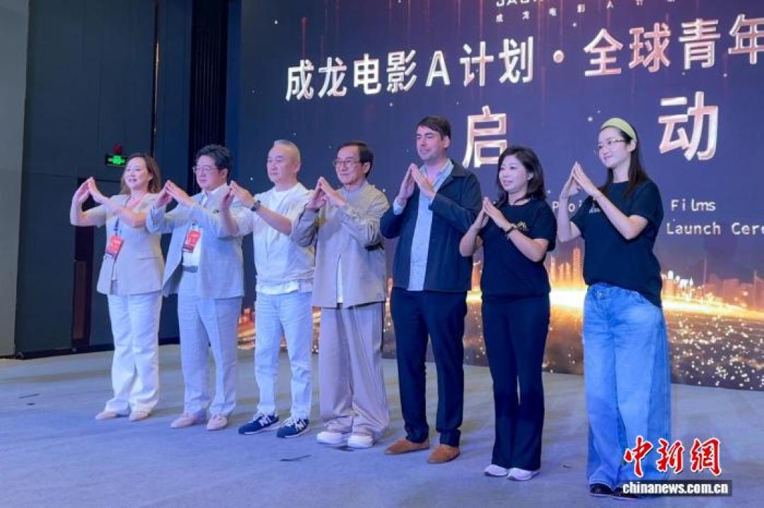 成龙两年前哽咽说市场不再需要动作演员，这个夏天成家班50周年却接了蜘蛛侠的活：动作片传承的8个线索