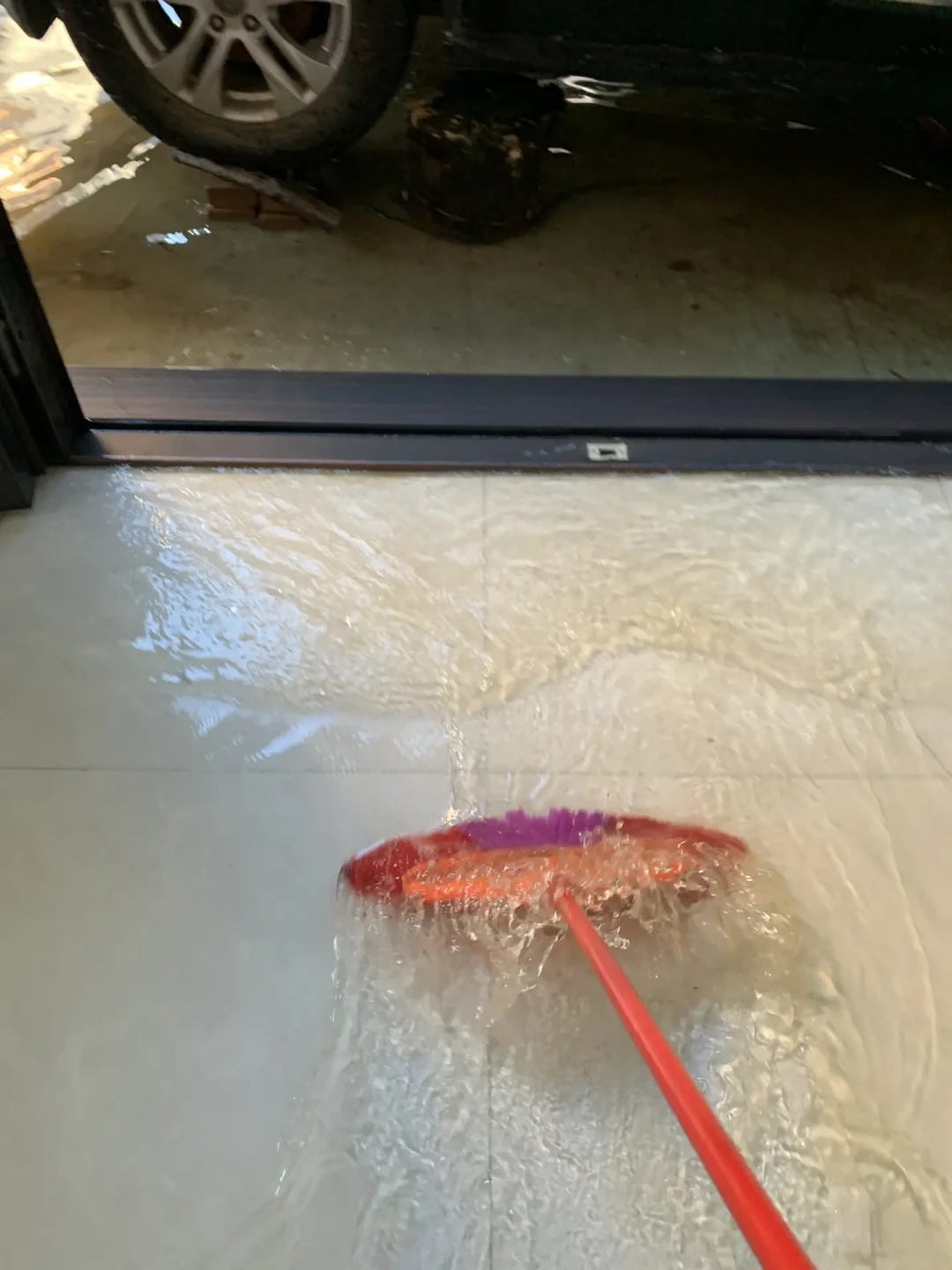 水退了回家,别急着进门就喷消毒液:翻完百色、广西、河南洪水的返乡经验帖和疾控提醒,6步顺序、分材质消毒液和0-200元花钱梯子整理好了